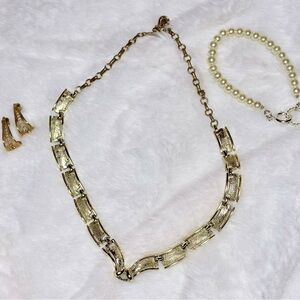 🌟 Vintage Glamour Featuring a Signed Coro Bib Necklace